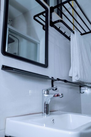 Shower, pancuran hujan, perlengkapan mandi gratis, dan pengering rambut