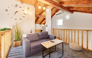 Smart TV, chimenea, futbolito y estéreo