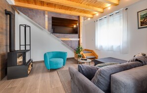 Smart TV, chimenea, futbolito y estéreo