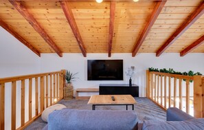 Smart TV, chimenea, futbolito, estéreo