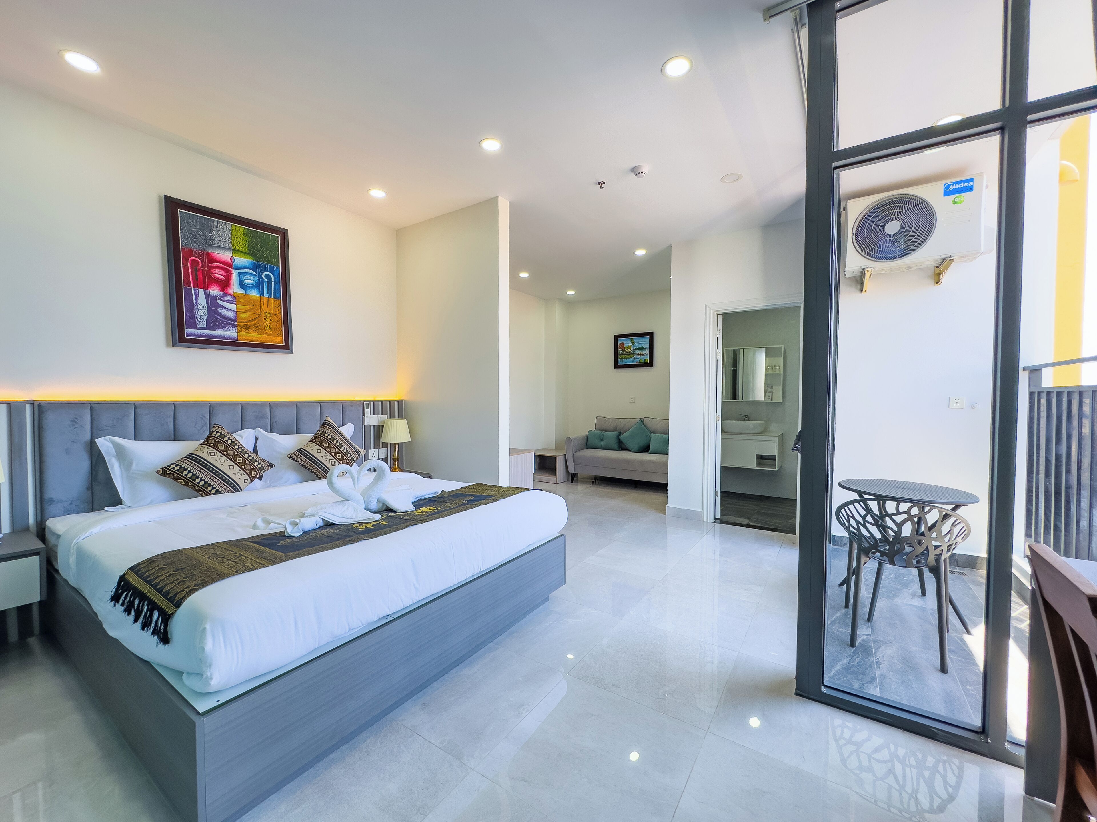 Suite – junior, balkong | Skrivebord og wi-fi (inkludert)