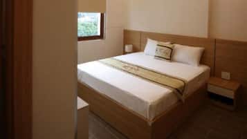 Quarto moderno com cama de madeira, mesa de cabeceira e janela.
