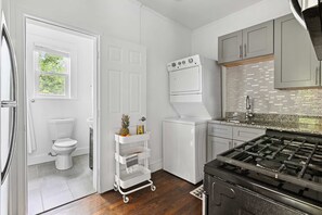 Kühlschrank, Herdplatte, Kochgeschirr/Geschirr/Besteck