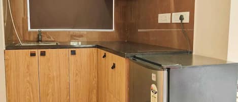Geladeira, micro-ondas, cooktop, cafeteira/chaleira
