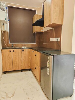 Een koelkast, een microgolfoven, een kookplaat