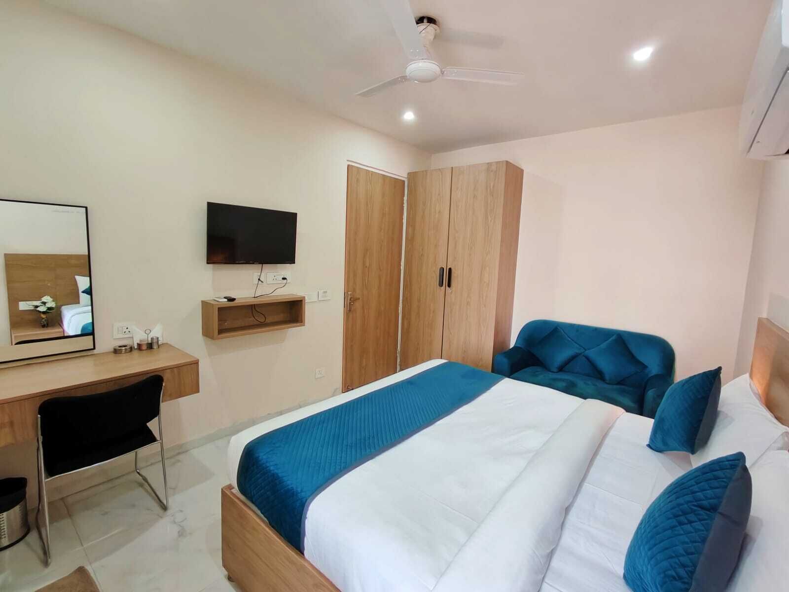 1 slaapkamer, een kluis op de kamer, een bureau