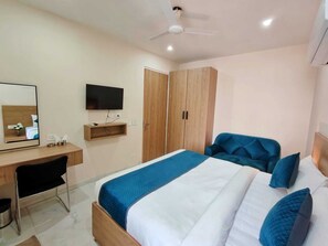 1 chambre, coffre-fort, bureau, fer et planche à repasser