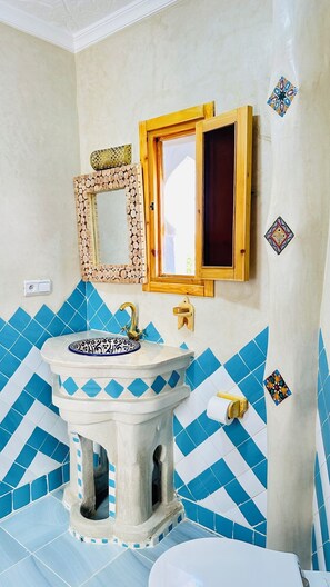 Comfort Double Room (5) | Bathroom | Combined shower/tub, hair dryer, slippers, bidet - Alhambra Ryad & Spa (Chefchaouen)