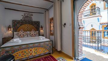 Minibar, decoración personalizada, wifi gratis y ropa de cama