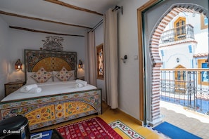 Minibar, decoración personalizada, wifi gratis y ropa de cama 