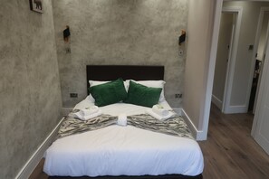 2 slaapkamers, een bureau, een strijkplank/strijkijzer, reisbedje