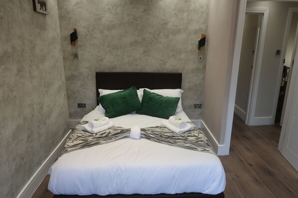 2 Schlafzimmer, Schreibtisch, Bügeleisen/Bügelbrett, Reisekinderbett