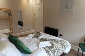 2 slaapkamers, een bureau, een strijkplank/strijkijzer, reisbedje