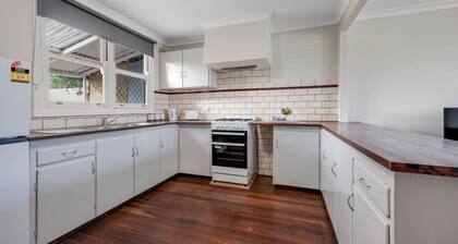 Older Cottage Style 3BR in Rangeway