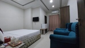 1 habitación, insonorización y tabla de planchar con plancha