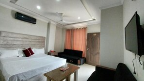 1 habitación, insonorización y tabla de planchar con plancha