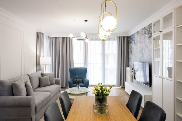 Exclusive Apartment | Living room | 42-inch Smart TV with digital channels - Native Apartments Orawska 14 (Kraków)