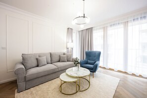 Exclusive Apartment | Living room | 42-inch Smart TV with digital channels - Native Apartments Orawska 14 (Kraków)