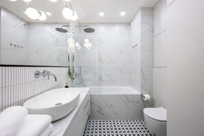 Exclusive Apartment | Bathroom | Combined shower/bathtub, rainfall showerhead, hair dryer, towels - Native Apartments Orawska 14 (Kraków)