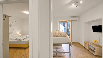 Familienapartment, Mehrere Schlafzimmer (Villa Pastoedo Ap. Giallo) | 1 Schlafzimmer, Bügeleisen/Bügelbrett, kostenloses WLAN, Bettwäsche