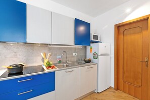 Family Apartment, Multiple Bedrooms (Villa Pastoedo Apartment Blu) | Private kitchen | Fridge, microwave, oven, stovetop - Villa Pastoedo Apartments (Tenno)