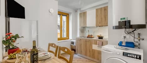 Køleskab, mikrobølgeovn, ovn, kogeplade