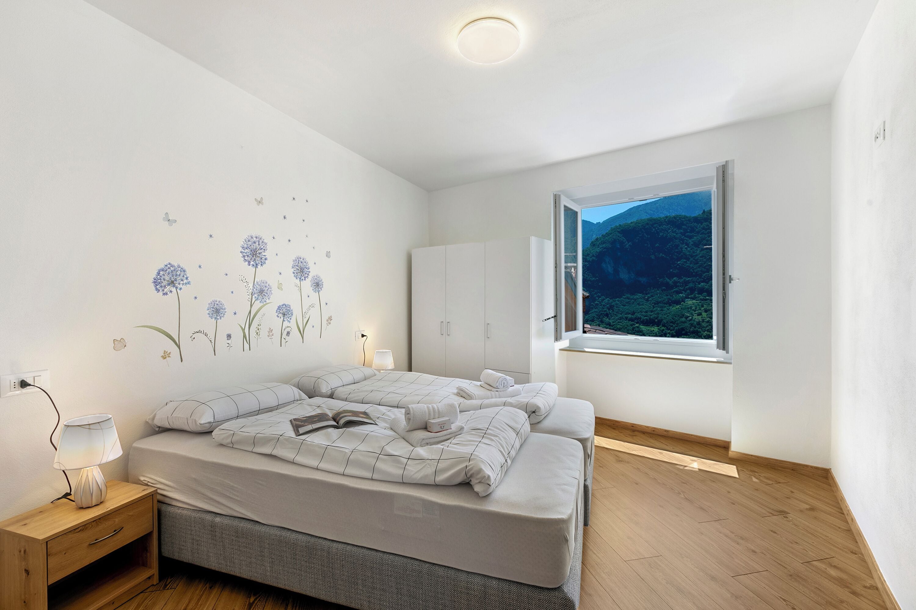 Familienapartment, Mehrere Schlafzimmer (Villa Pastoedo Apartment Blu) | 1 Schlafzimmer, Bügeleisen/Bügelbrett, kostenloses WLAN, Bettwäsche