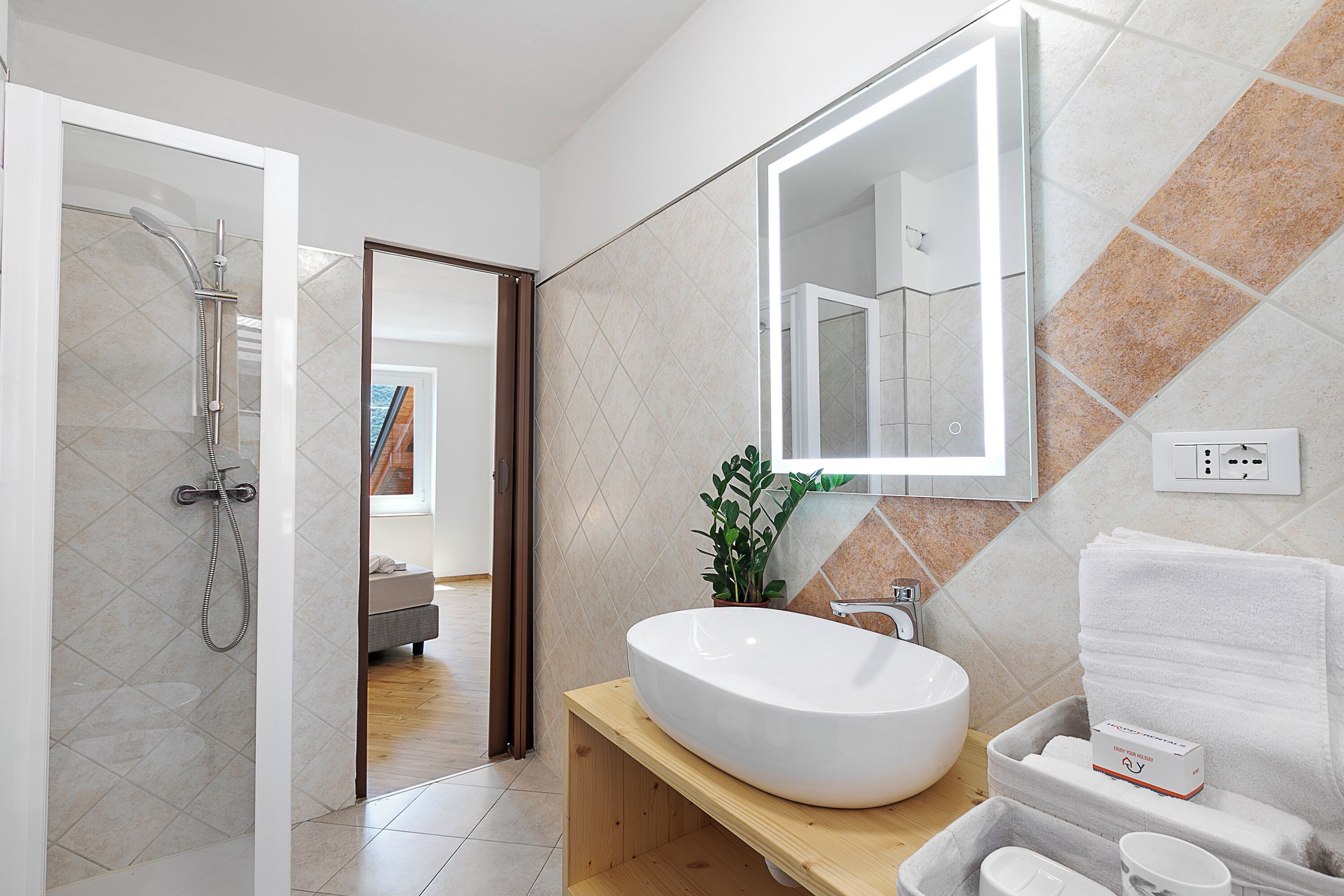 Appartement Familial, plusieurs chambres (Villa Pastoedo Apartment Blu) | Salle de bain | Douche, sèche-cheveux, bidet, serviettes fournies