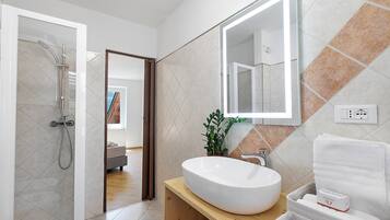 Appartement Familial, plusieurs chambres (Villa Pastoedo Apartment Blu) | Salle de bain | Douche, sĂšche-cheveux, bidet, serviettes fournies