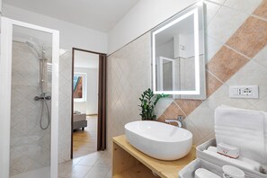 Familienapartment, Mehrere Schlafzimmer (Villa Pastoedo Apartment Blu) | Badezimmer | Dusche, Haartrockner, Bidet, Handtücher