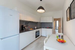 Apartamento familiar, varias habitaciones (Casa Lucia in Riva Town) | Cocina privada | Frigorífico, horno, placa de cocina y lavavajillas