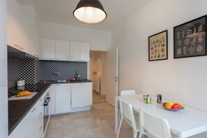 Familienapartment, Mehrere Schlafzimmer (Casa Lucia in Riva Town) | Eigene Küche | Kühlschrank, Ofen, Herdplatte, Geschirrspüler
