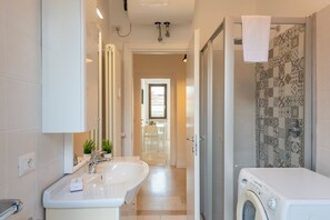 Een douche, een haardroger, een bidet, handdoeken