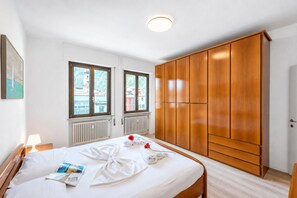 Familienapartment, 2 Schlafzimmer, Balkon (Casa Lucia in Old Riva Town with) | 2 Schlafzimmer