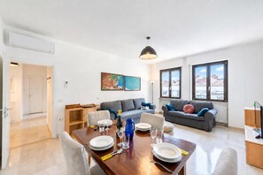 Familienapartment, 2 Schlafzimmer, Balkon (Casa Lucia in Old Riva Town with) | Wohnbereich | Flachbildfernseher