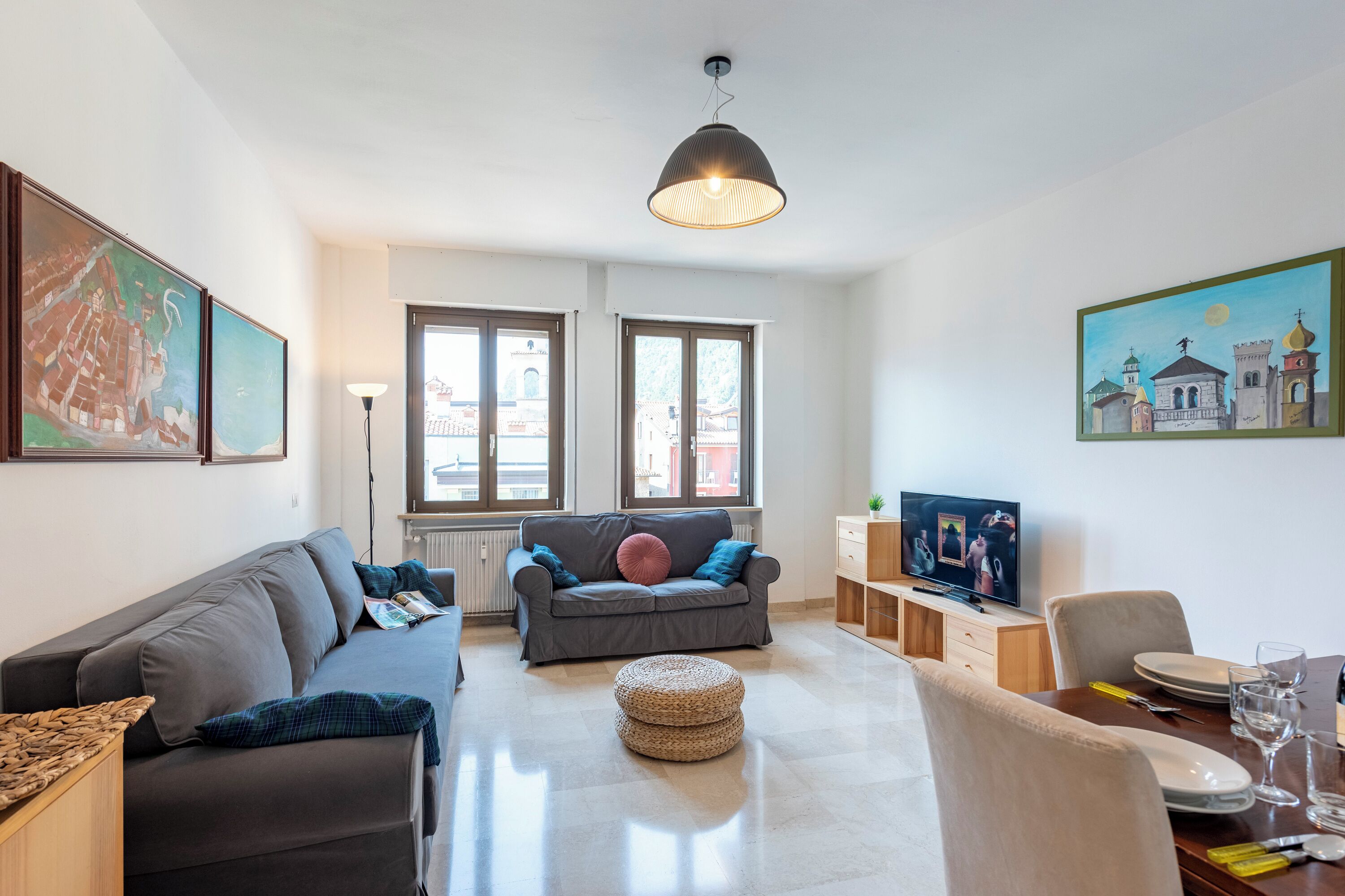 Familie appartement, meerdere slaapkamers (Casa Lucia in Riva Town) | Woonruimte | Een flatscreentelevisie
