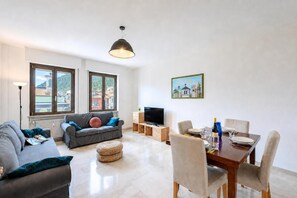Appartamento familiare, 2 camere da letto, balcone (Casa Lucia in Old Riva Town with) | Area soggiorno | TV a schermo piatto