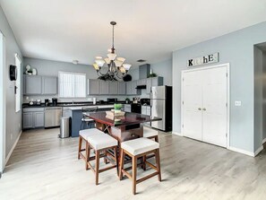 Microwave, oven, stovetop, dishwasher - Come, enjoy our spacious and relaxing backyard. (Davenport)