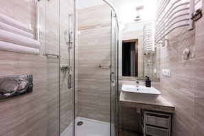 Apartment | Bathroom | Shower, rainfall showerhead, hair dryer, towels