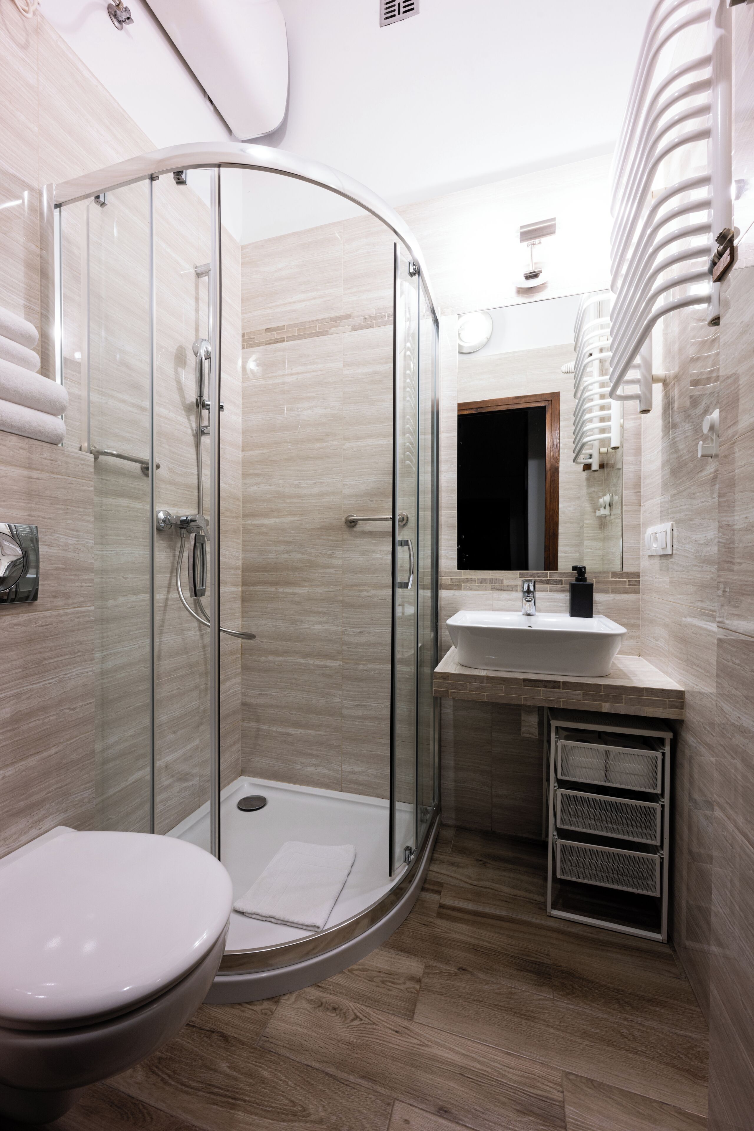 Appartement | Salle de bain | Douche, douche à « effet pluie », sèche-cheveux, serviettes fournies