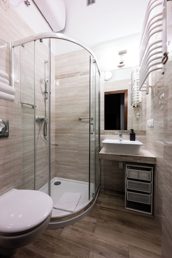 Apartment | Bathroom | Shower, rainfall showerhead, hair dryer, towels