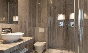 Douche, séchoir à cheveux, serviettes fournies, savon