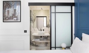 2 bedrooms, in-room safe, desk, iron/ironing board - A LUX CONDO LOCATED IN BETWEEN LOUVRE & LE MARAIS - RUE CROIX DES PETITS (Paris)