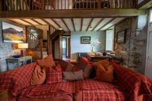 TV, fireplace - Mountain Cottage - sleeps 7 guests  in 3 bedrooms (Llanaelhaearn)