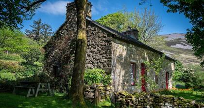 Mountain Cottage - sleeps 7 guests in 3 bedrooms