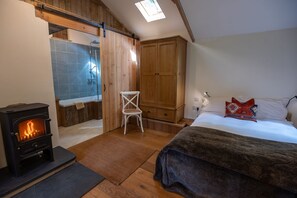 3 bedrooms, desk, WiFi, bed sheets