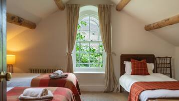 3 bedrooms, desk, WiFi, bed sheets