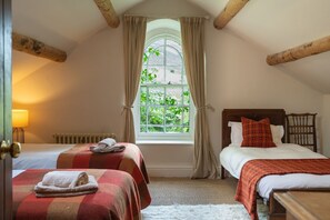 3 bedrooms, desk, WiFi, bed sheets