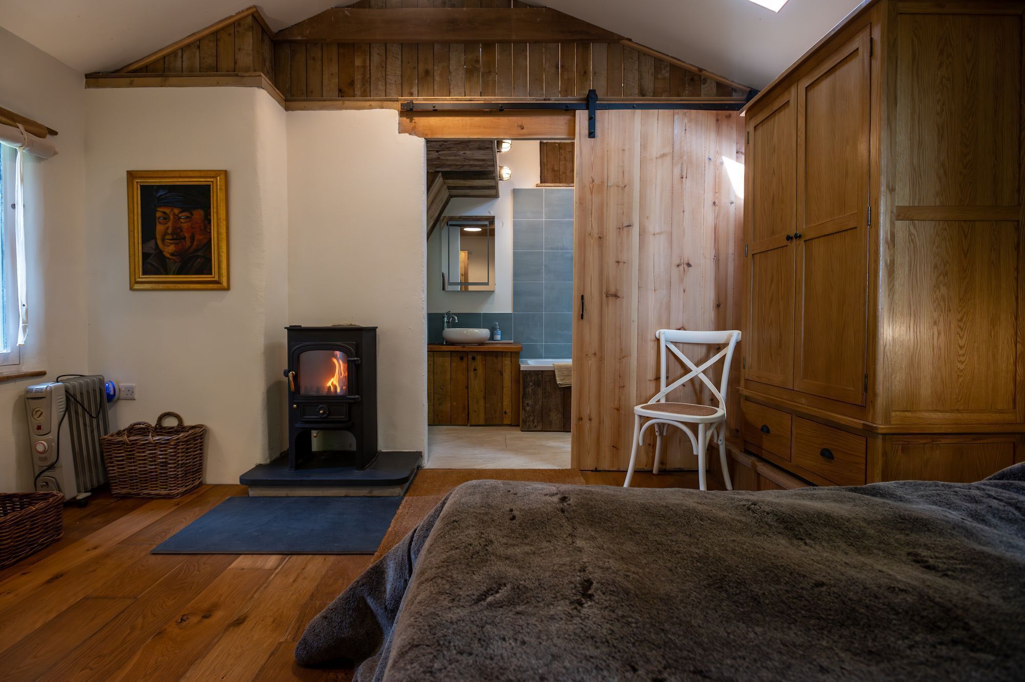 3 bedrooms, desk, WiFi, bed sheets