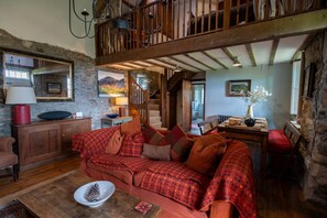 TV, fireplace - Mountain Cottage - sleeps 7 guests  in 3 bedrooms (Llanaelhaearn)